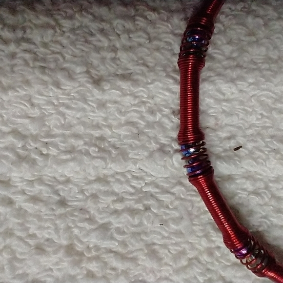 Red spring stretch bangle bracelet - Picture 2 of 4
